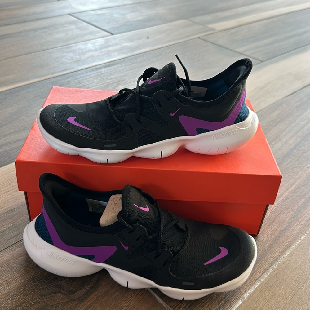 Nike Women’s Free RN 5.0 Black and Purple Size 7